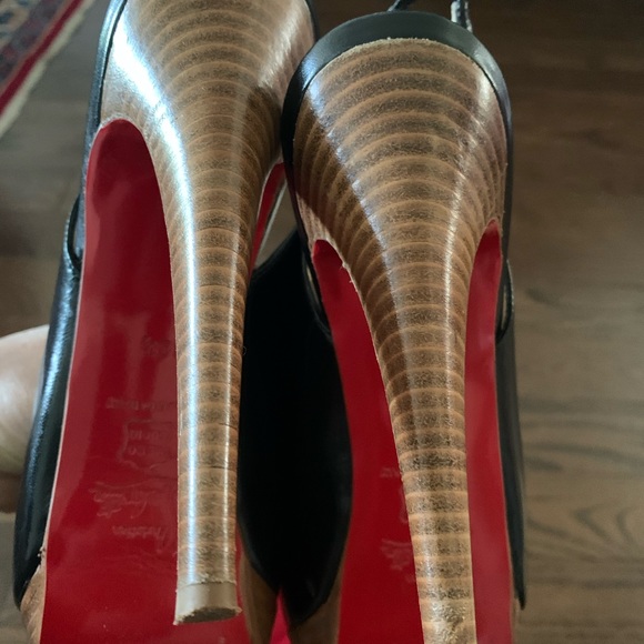 Cristian Laboutin Sandal in Black leather with sling back and peep toe. - Picture 9 of 10